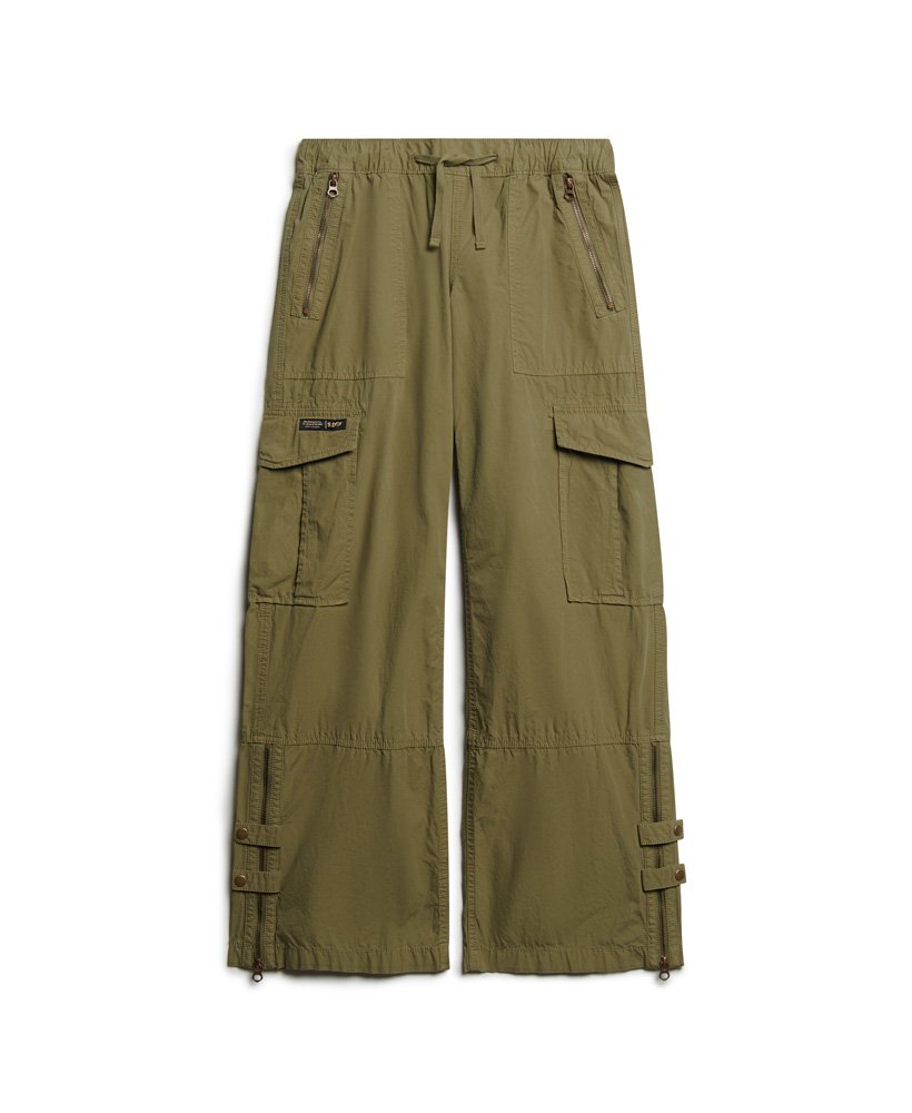 calça cargo de cintura baixa e pernas largas na cor verde-oliva para trekking