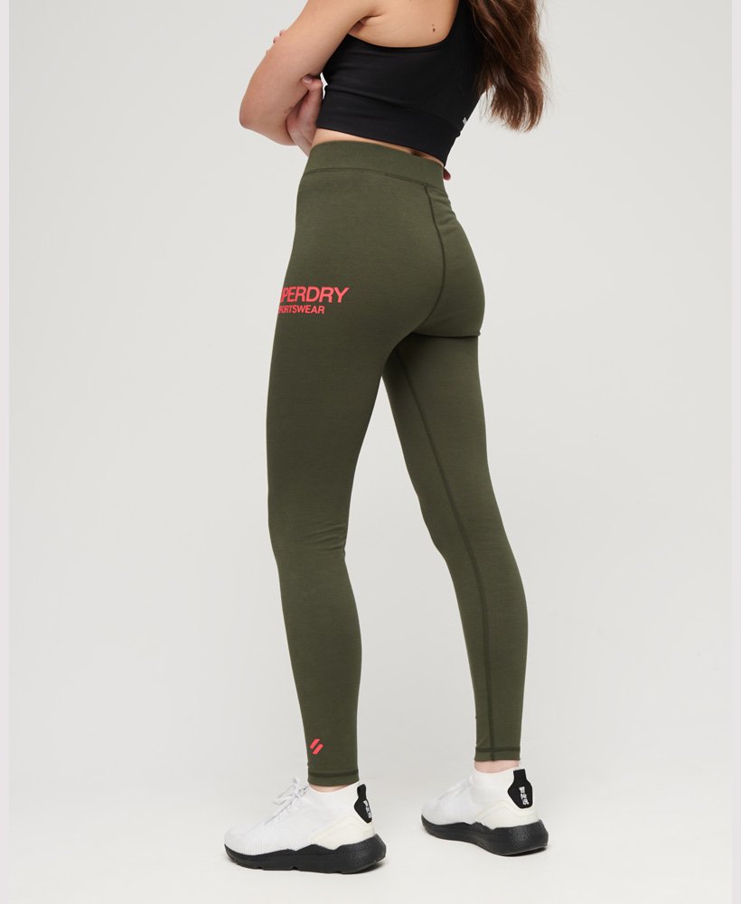 calça legging de cintura alta core sports na cor verde musgo escuro.