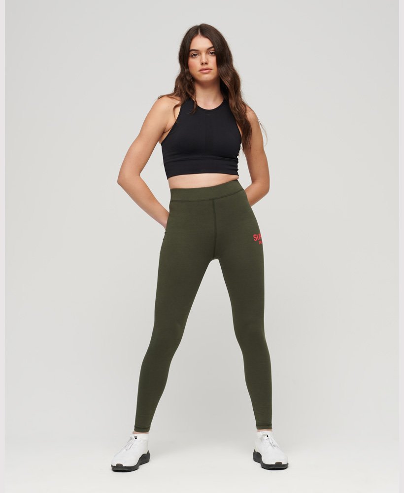 calça legging de cintura alta core sports na cor verde musgo escuro.