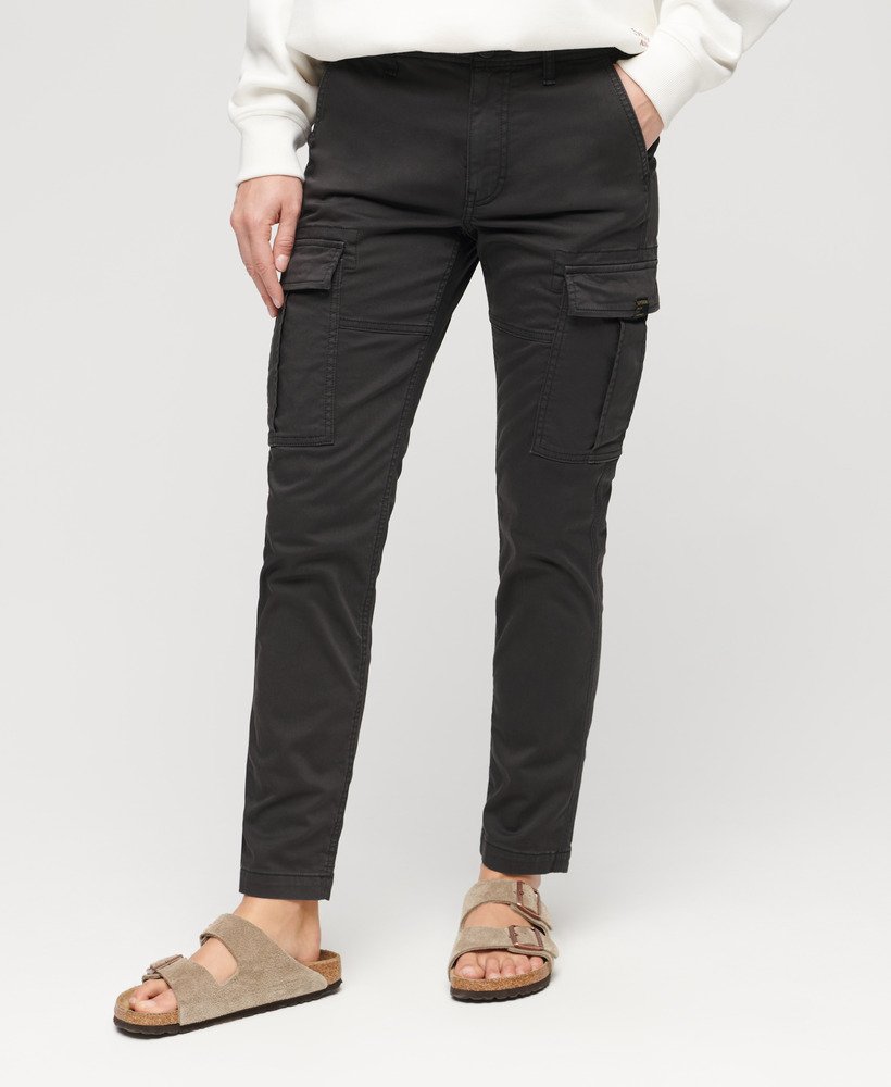 calça cargo slim de cintura média na cor preta.