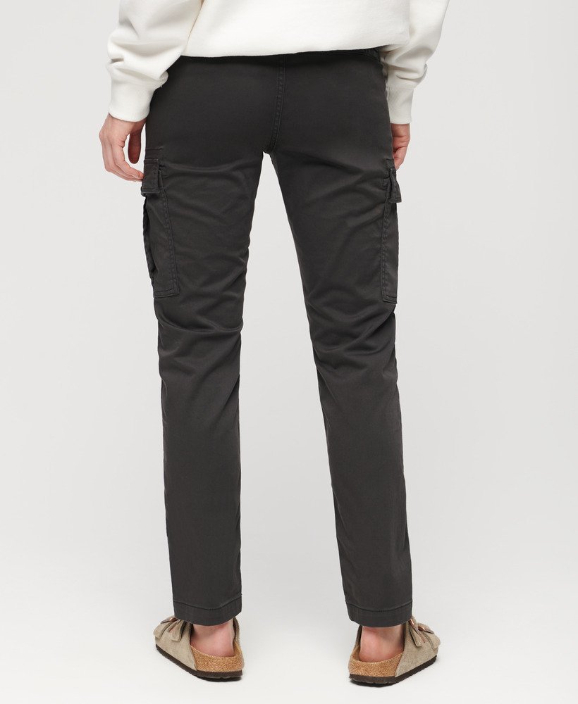 calça cargo slim de cintura média na cor preta.