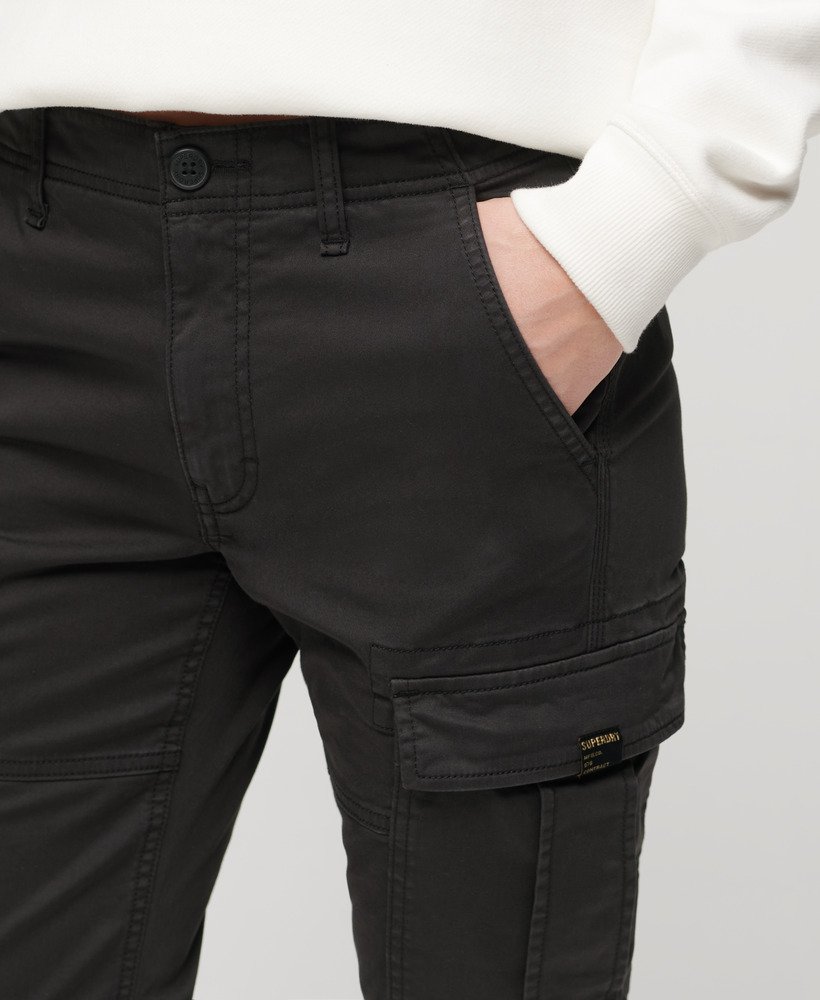 calça cargo slim de cintura média na cor preta.