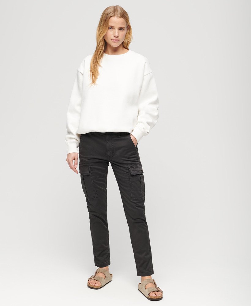 calça cargo slim de cintura média na cor preta.