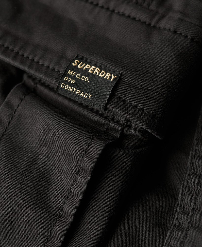 calça cargo slim de cintura média na cor preta.