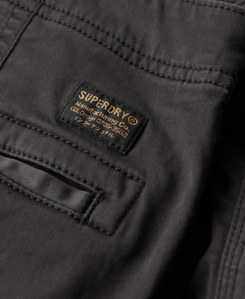 calça cargo slim de cintura média na cor preta.
