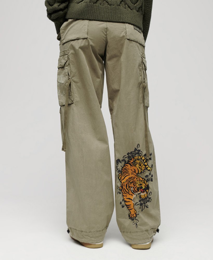 calça cargo boyfriend superdry x ringspun na cor verde cebolinha
