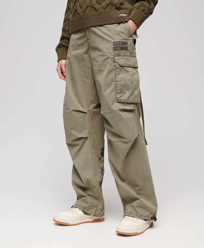 calça cargo boyfriend superdry x ringspun na cor verde cebolinha