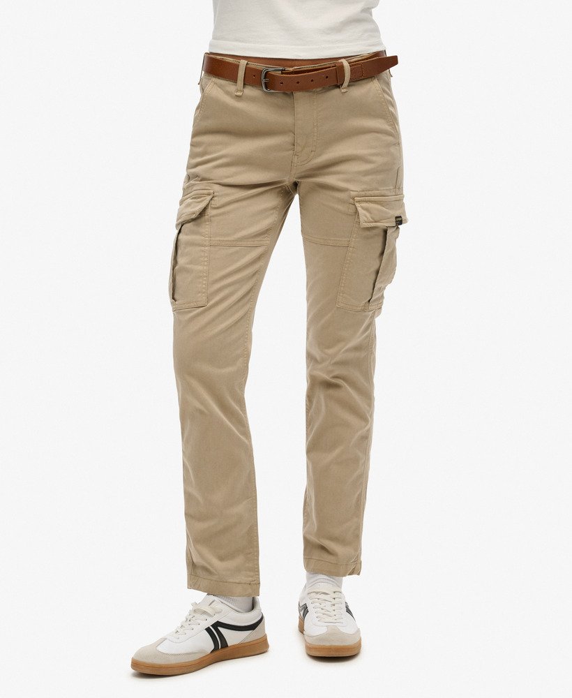calça cargo slim de cintura média em tom marrom taupe lavado.