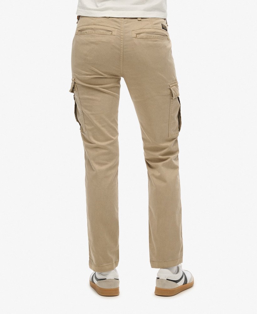 calça cargo slim de cintura média em tom marrom taupe lavado.