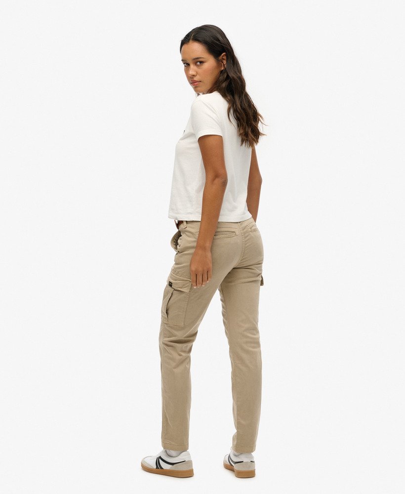 calça cargo slim de cintura média em tom marrom taupe lavado.