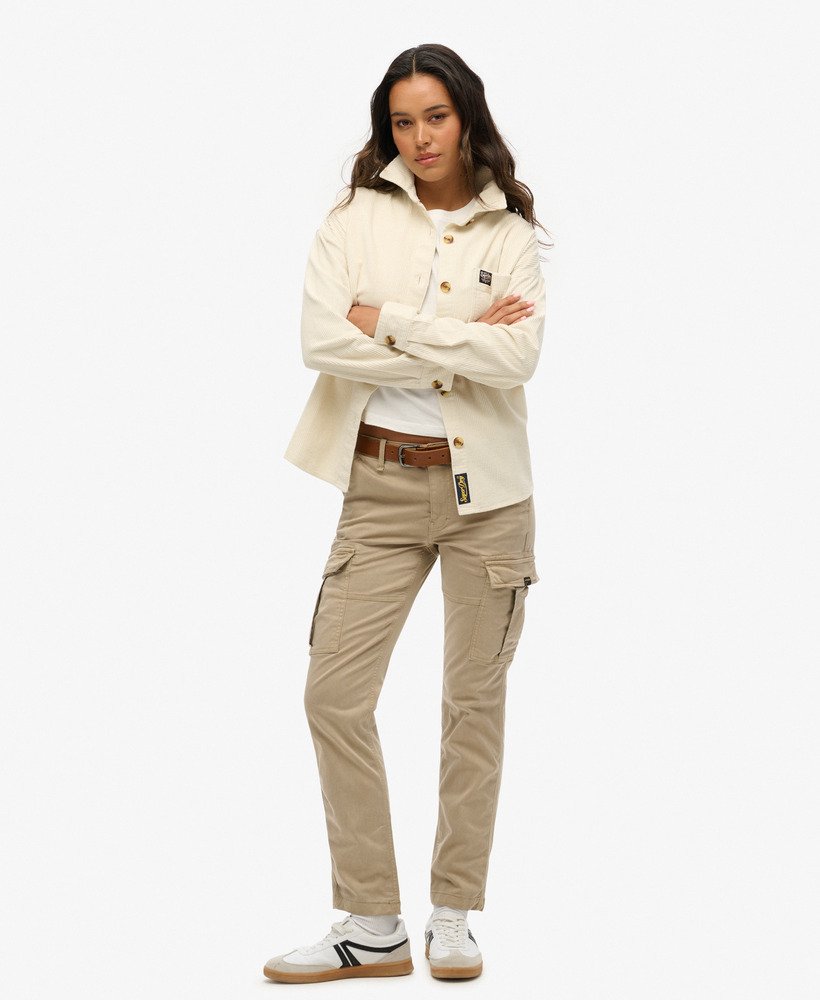 calça cargo slim de cintura média em tom marrom taupe lavado.
