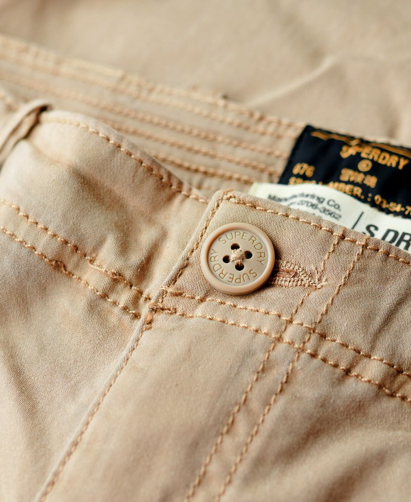 calça cargo slim de cintura média em tom marrom taupe lavado.