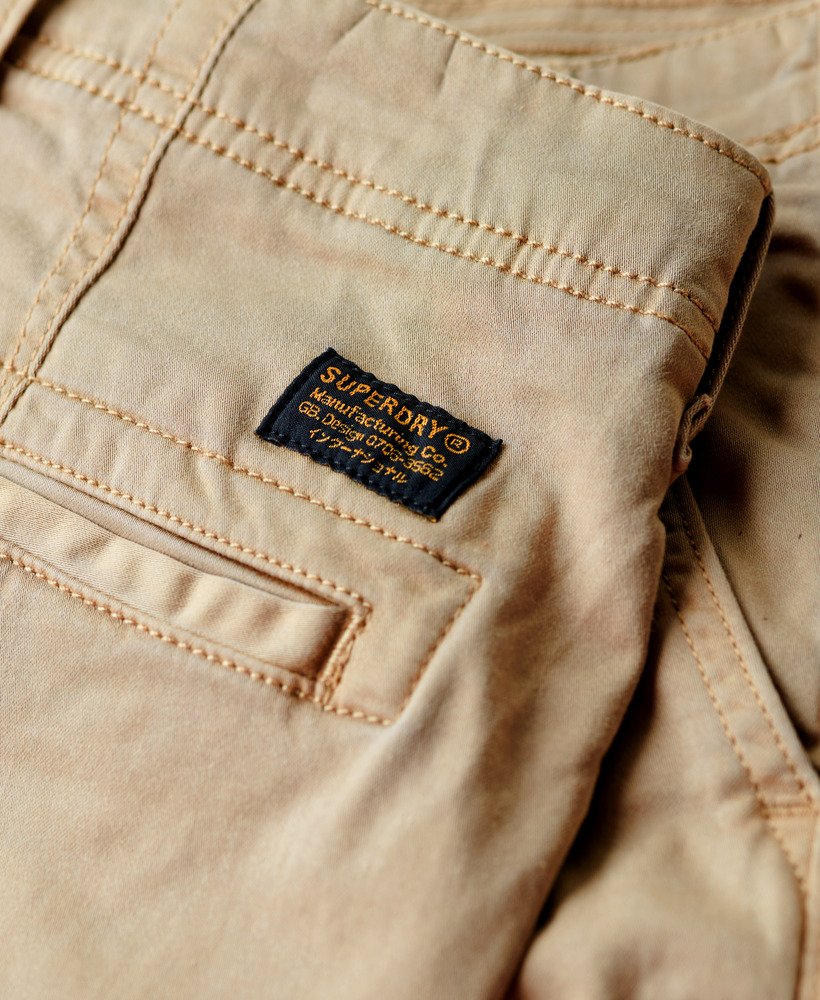 calça cargo slim de cintura média em tom marrom taupe lavado.