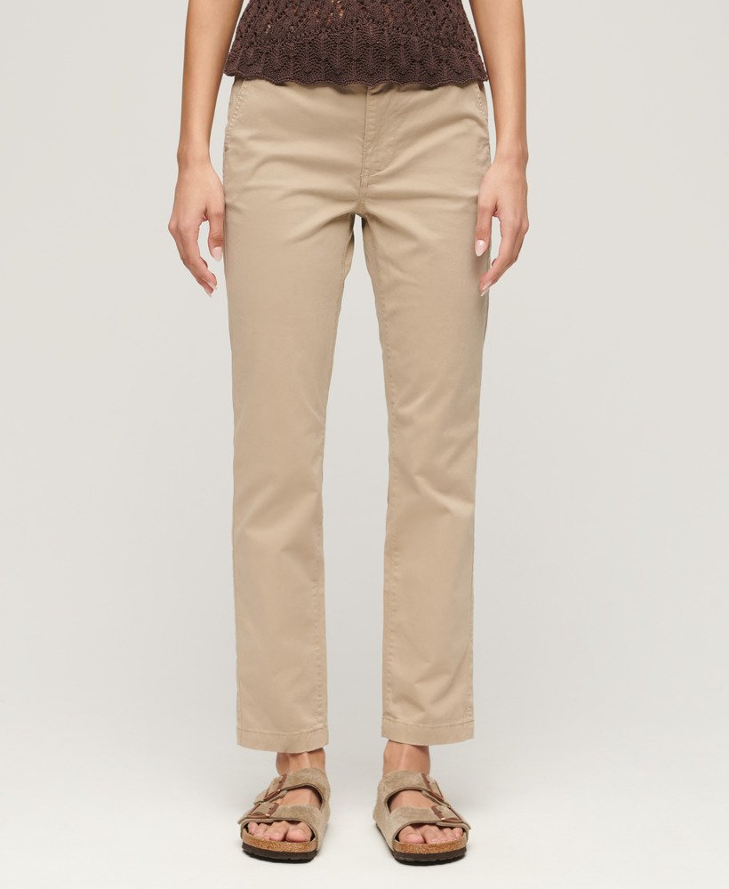 calças chino de cintura média em tom marrom taupe com lavagem stonewash