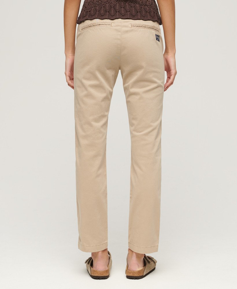 calças chino de cintura média em tom marrom taupe com lavagem stonewash