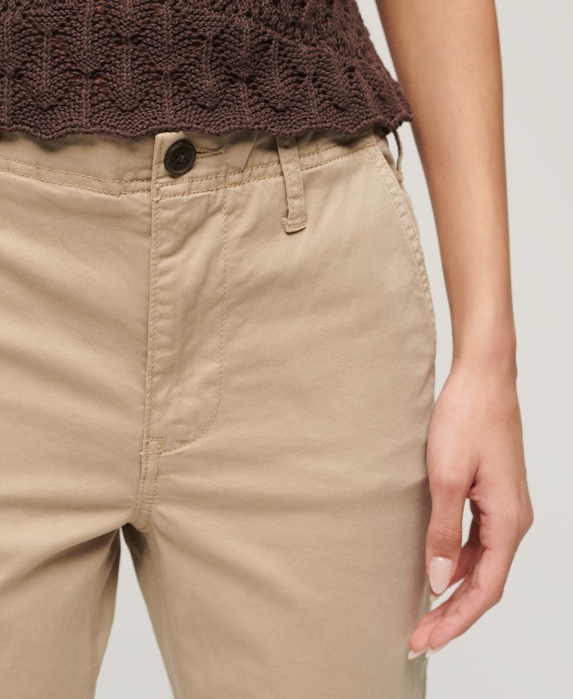 calças chino de cintura média em tom marrom taupe com lavagem stonewash