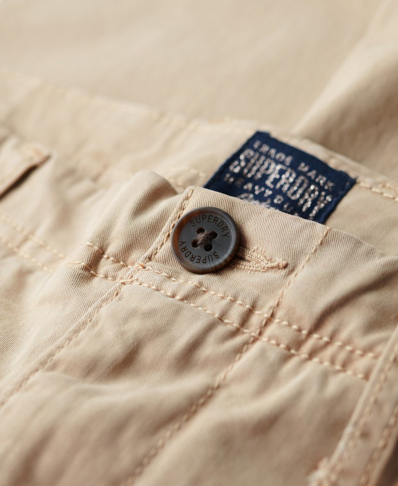 calças chino de cintura média em tom marrom taupe com lavagem stonewash