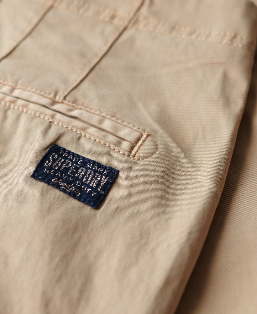 calças chino de cintura média em tom marrom taupe com lavagem stonewash