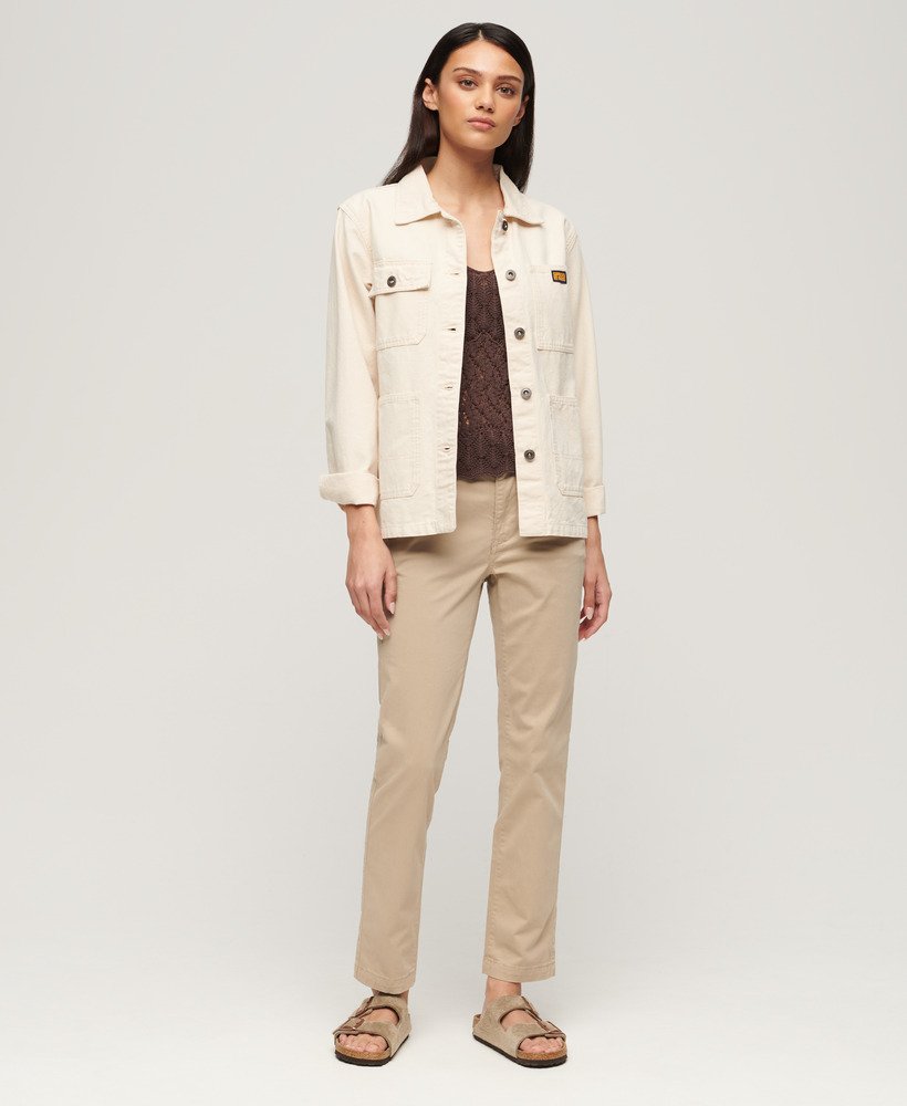 calças chino de cintura média em tom marrom taupe com lavagem stonewash