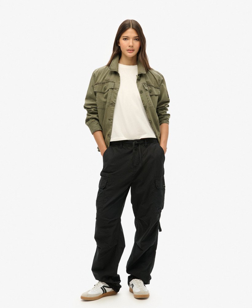 calça cargo para de cintura baixa na cor preta.