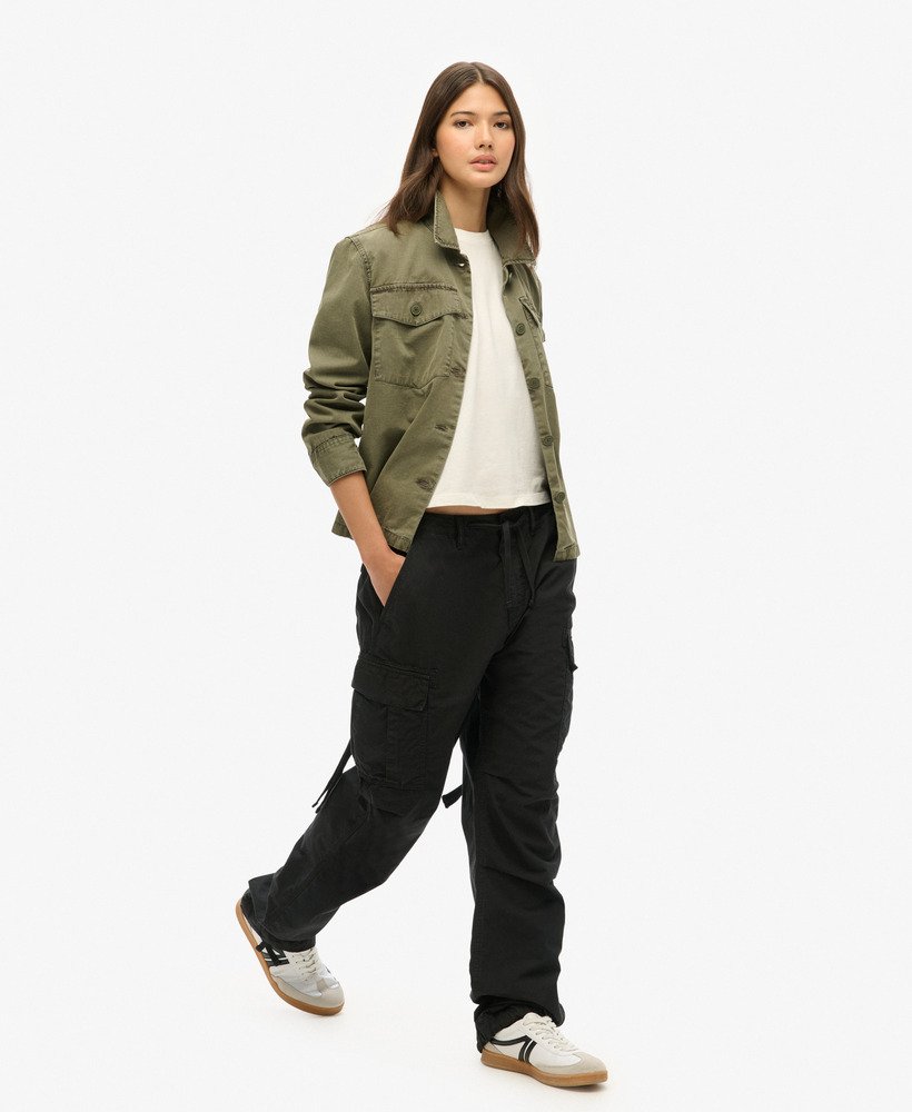 calça cargo para de cintura baixa na cor preta.