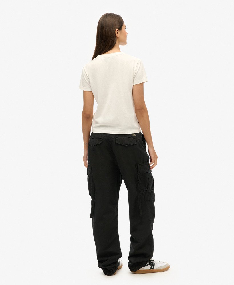 calça cargo para de cintura baixa na cor preta.