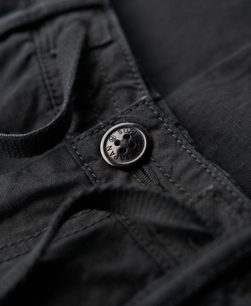 calça cargo para de cintura baixa na cor preta.