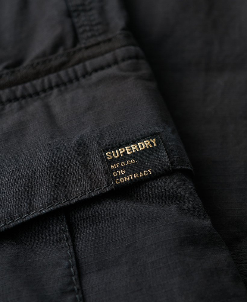 calça cargo para de cintura baixa na cor preta.