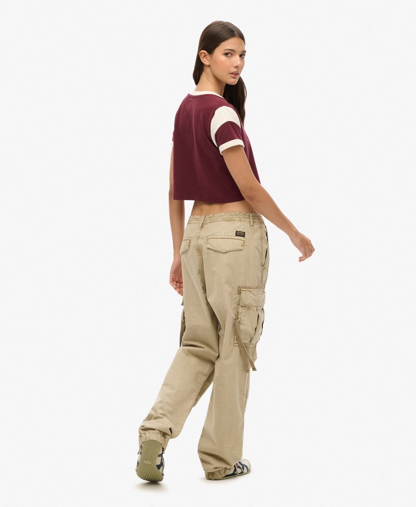 calça cargo para de cintura baixa em tom marrom taupe lavado