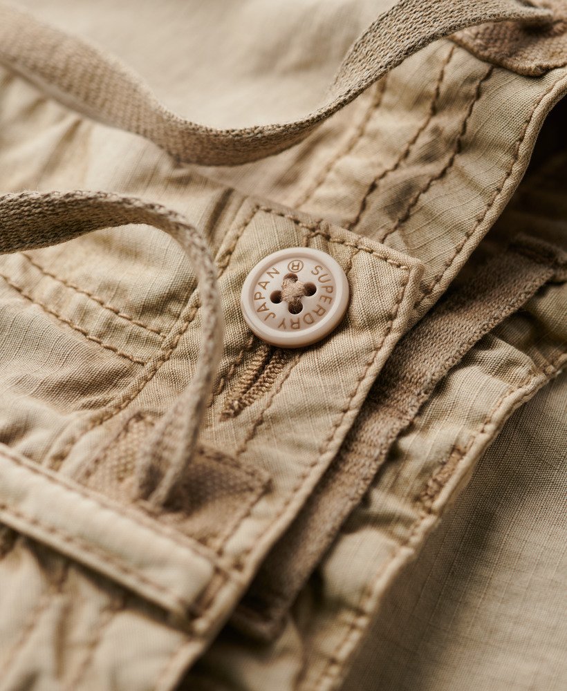 calça cargo para de cintura baixa em tom marrom taupe lavado