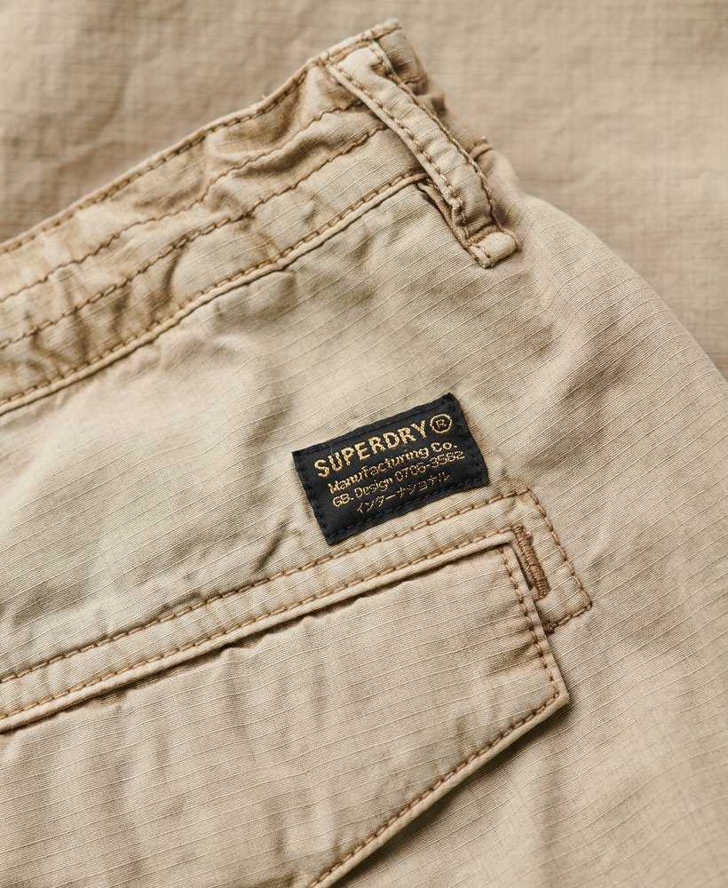 calça cargo para de cintura baixa em tom marrom taupe lavado
