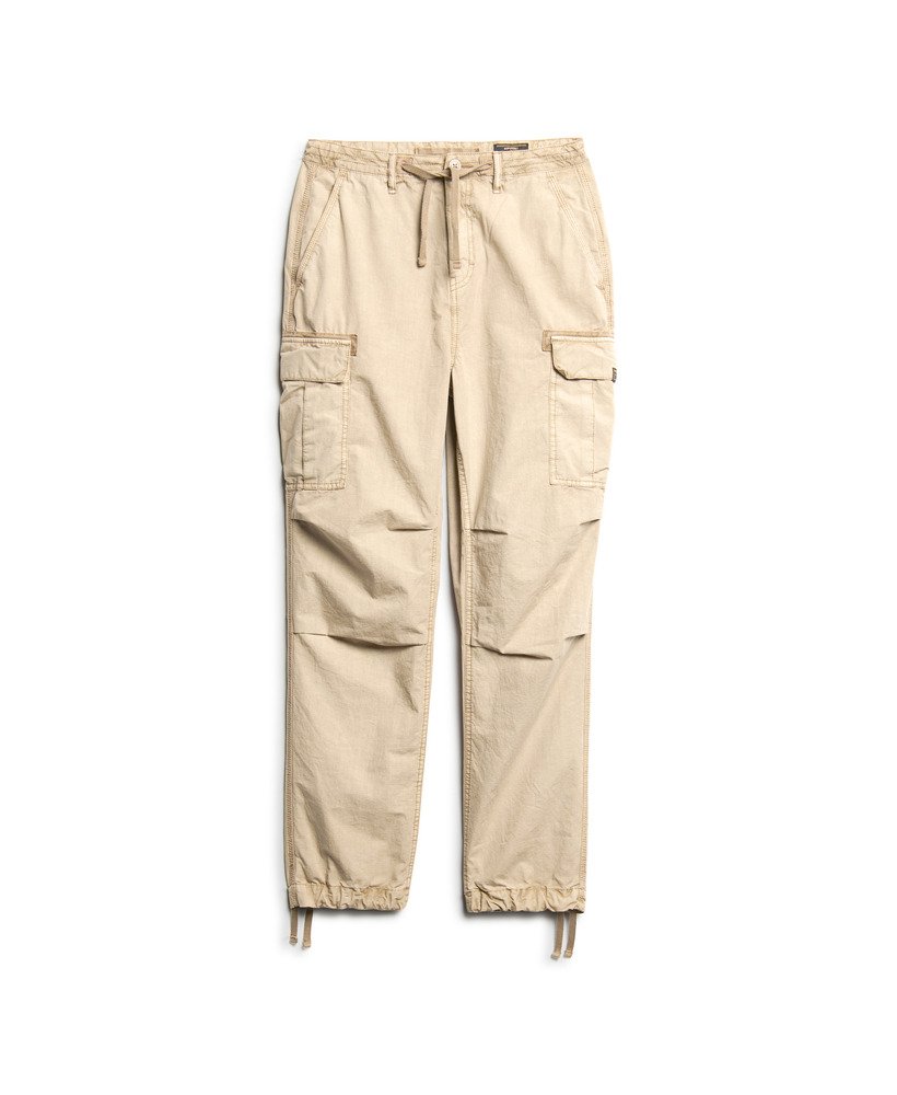 calça cargo para de cintura baixa em tom marrom taupe lavado