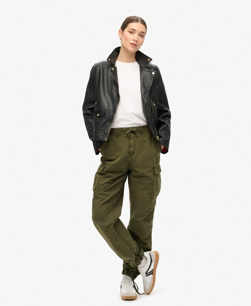 calça cargo para de cintura baixa na cor verde oliva.