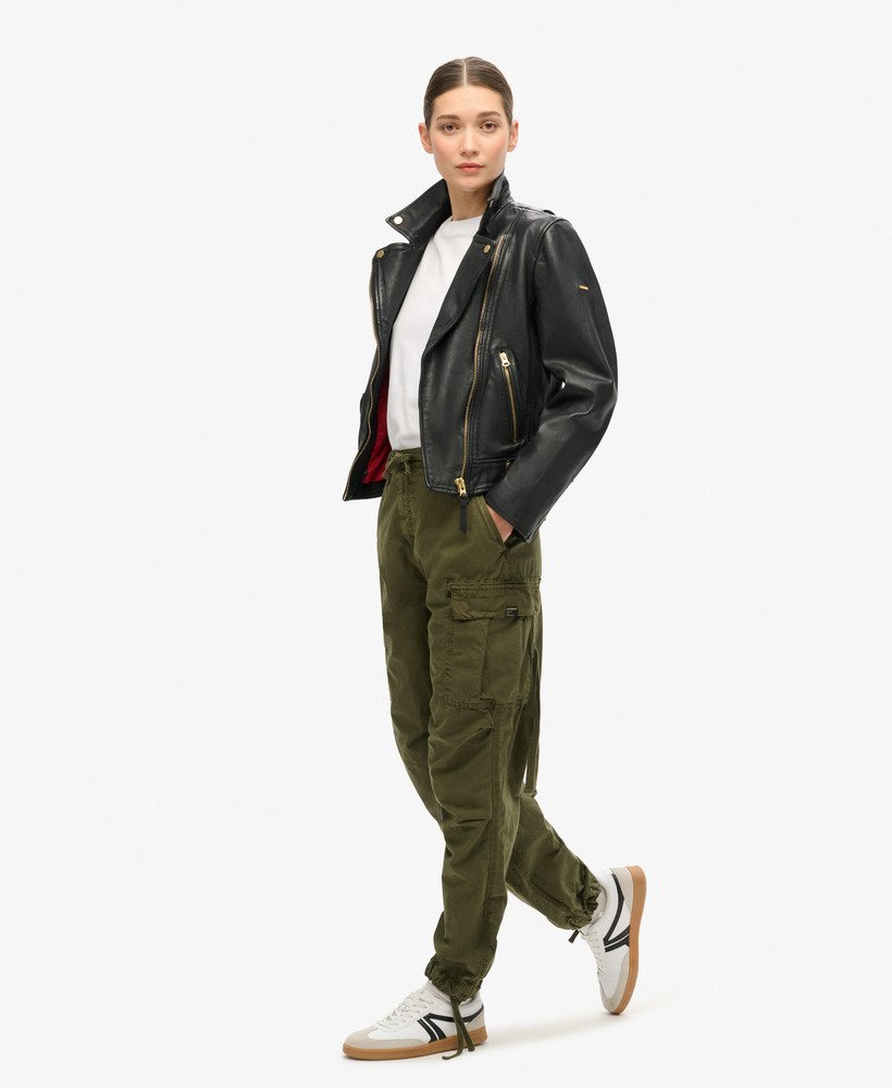 calça cargo para de cintura baixa na cor verde oliva.