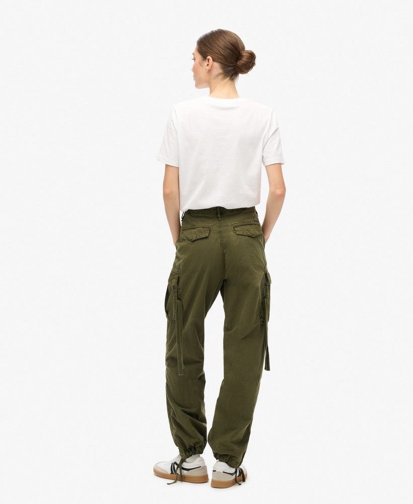 calça cargo para de cintura baixa na cor verde oliva.