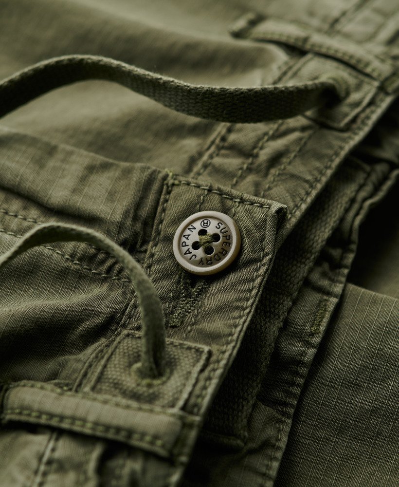 calça cargo para de cintura baixa na cor verde oliva.