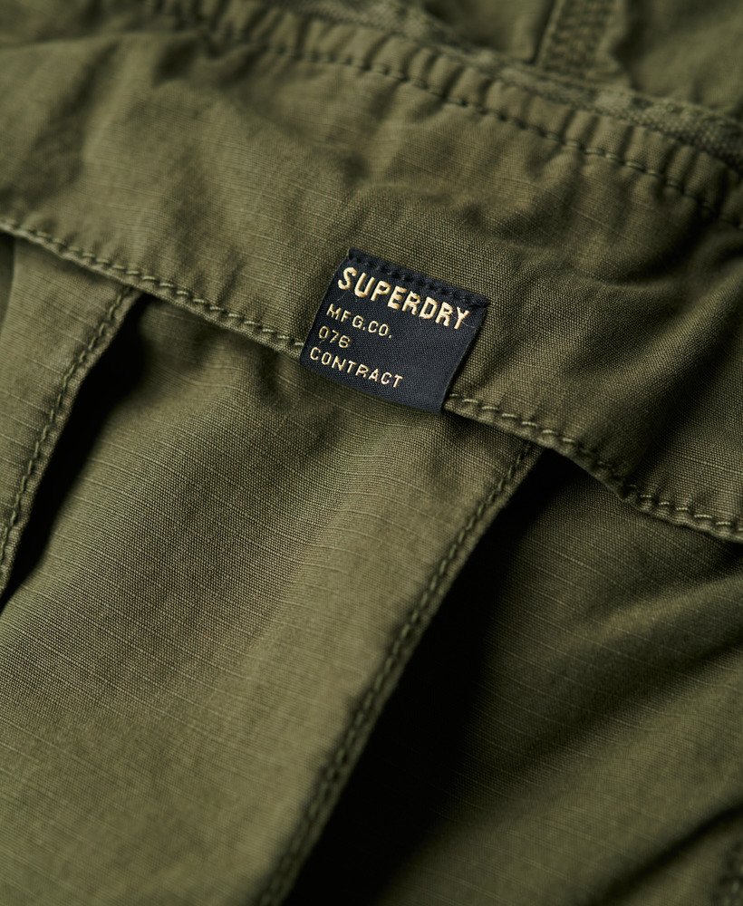 calça cargo para de cintura baixa na cor verde oliva.