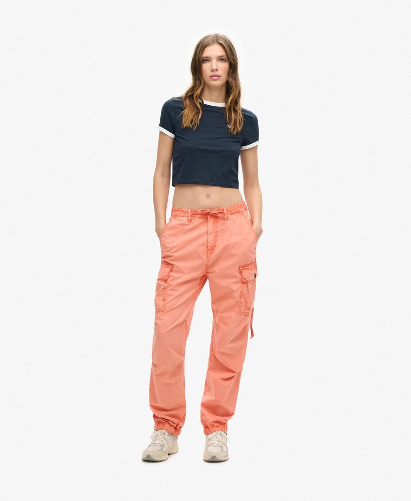 calça cargo para de cintura baixa na cor terracota.