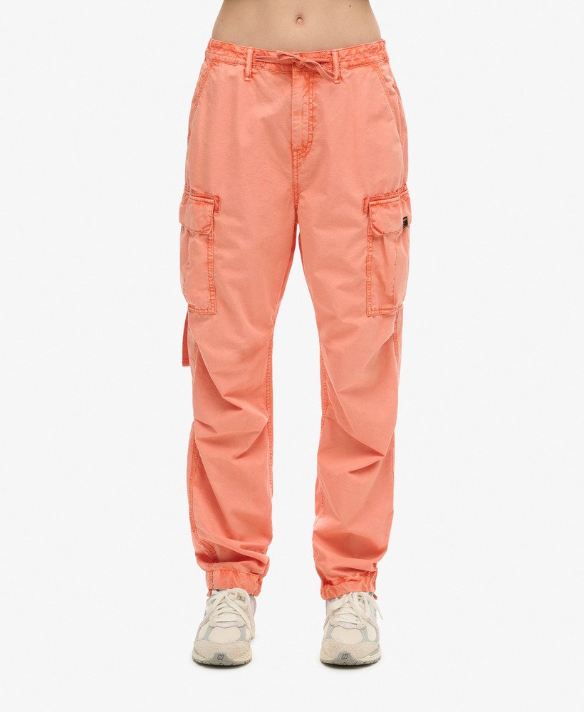 calça cargo para de cintura baixa na cor terracota.