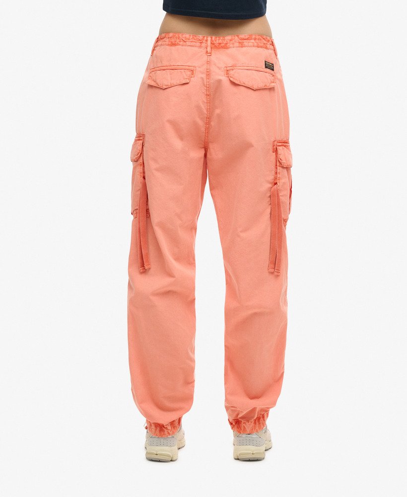 calça cargo para de cintura baixa na cor terracota.