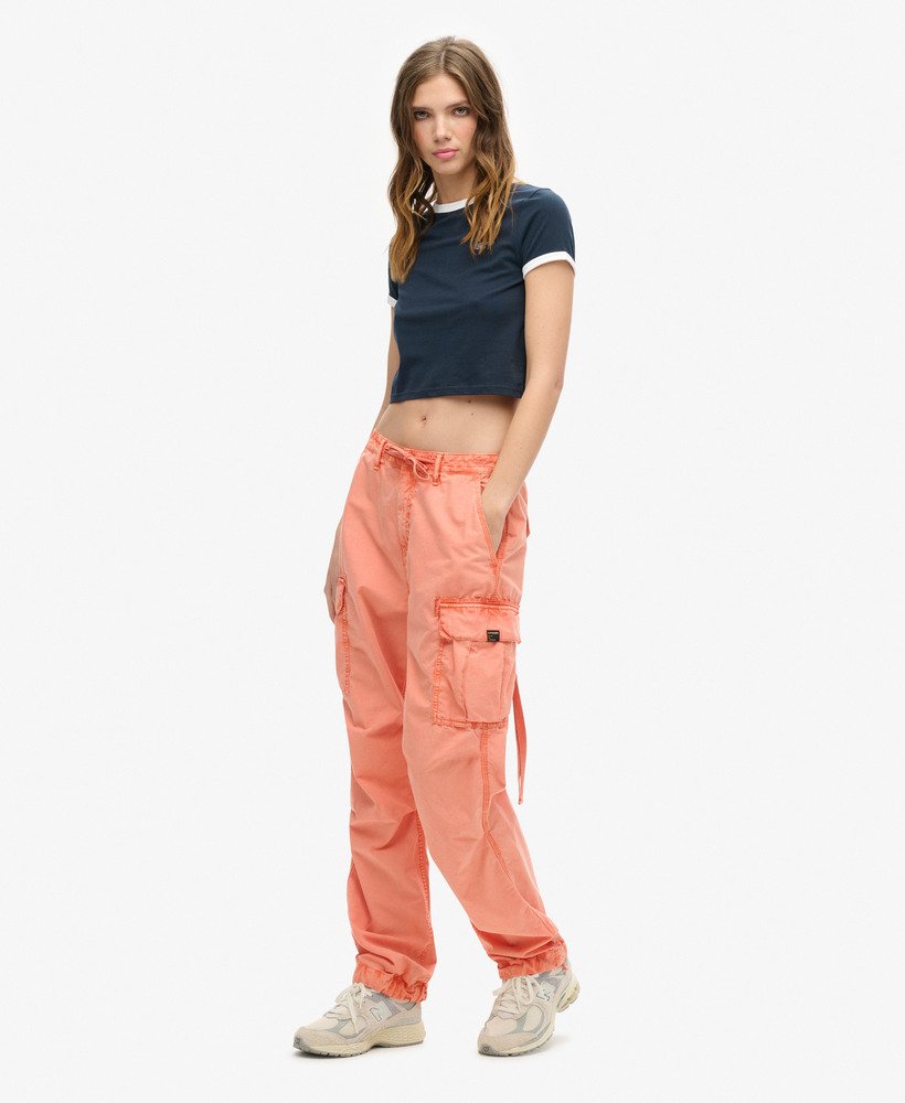calça cargo para de cintura baixa na cor terracota.