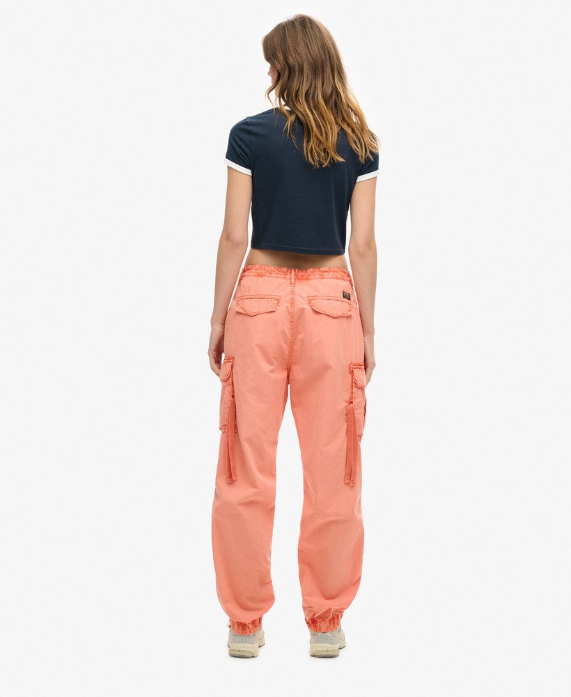 calça cargo para de cintura baixa na cor terracota.