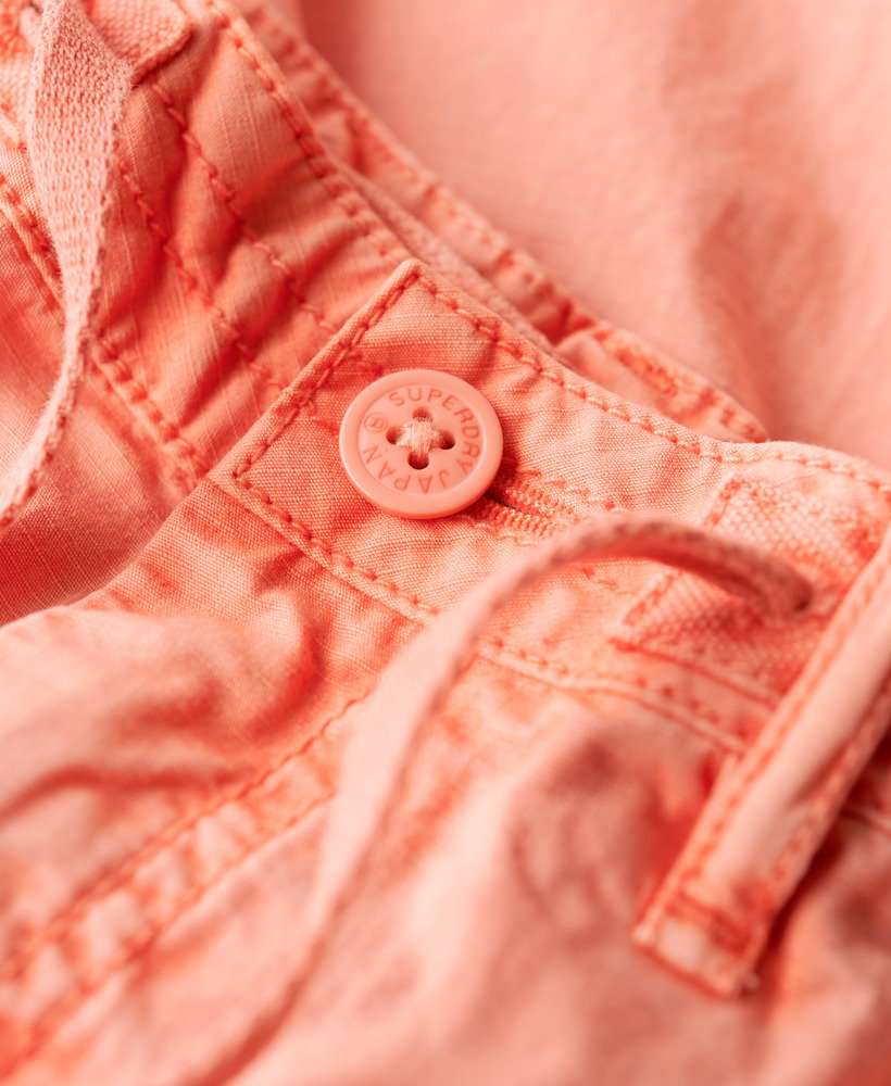 calça cargo para de cintura baixa na cor terracota.