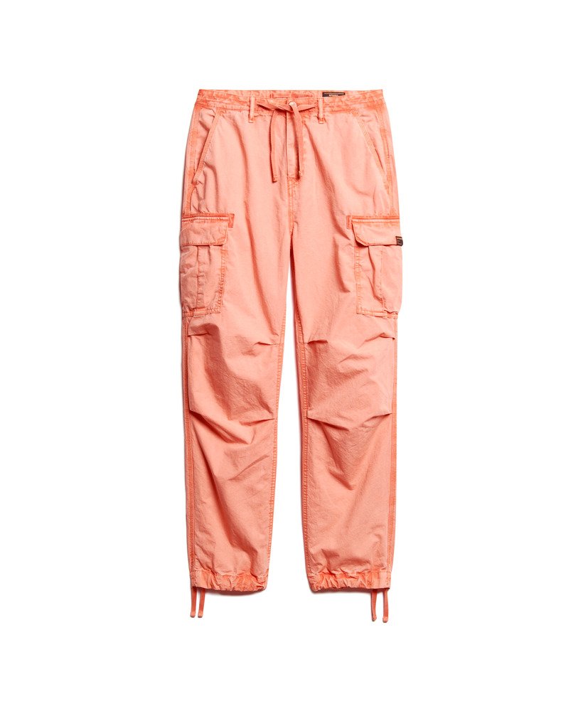 calça cargo para de cintura baixa na cor terracota.