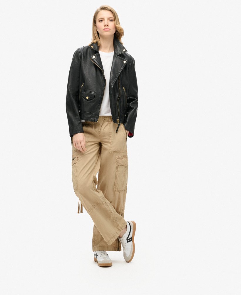 calça cargo vintage de cintura baixa e elástica na cor marrom taupe com lavagem stonewash