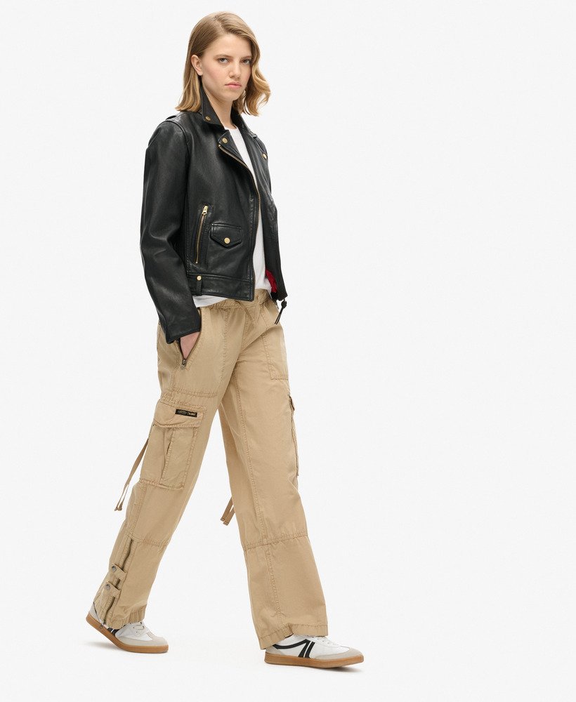 calça cargo vintage de cintura baixa e elástica na cor marrom taupe com lavagem stonewash