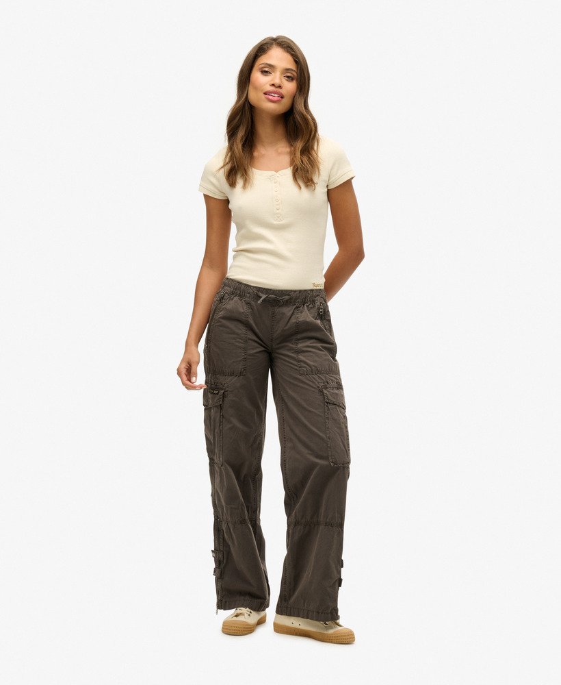 calça cargo vintage de cintura baixa e elástica na cor cinza escuro.