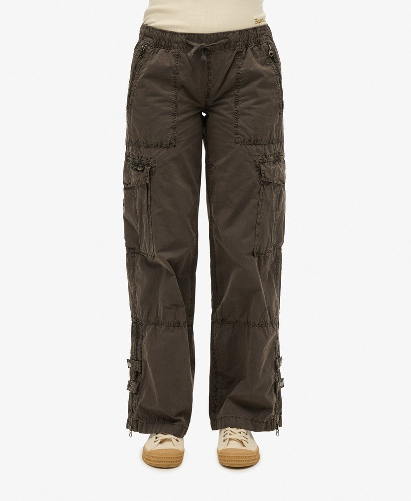 calça cargo vintage de cintura baixa e elástica na cor cinza escuro.