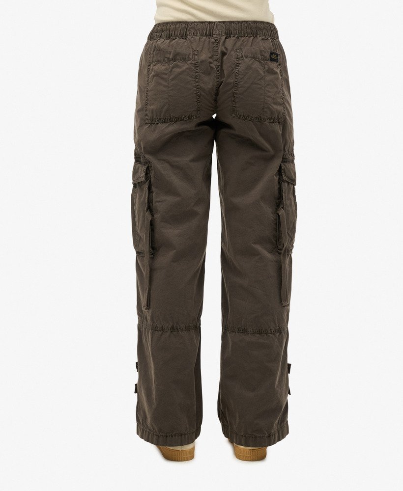 calça cargo vintage de cintura baixa e elástica na cor cinza escuro.