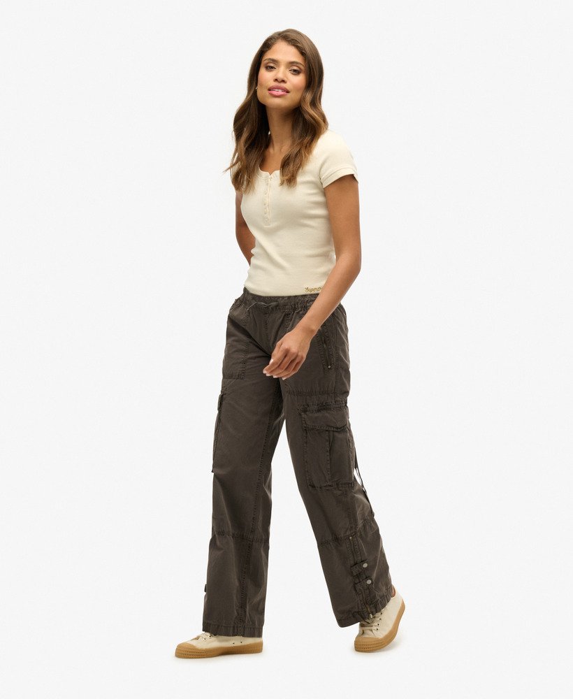 calça cargo vintage de cintura baixa e elástica na cor cinza escuro.